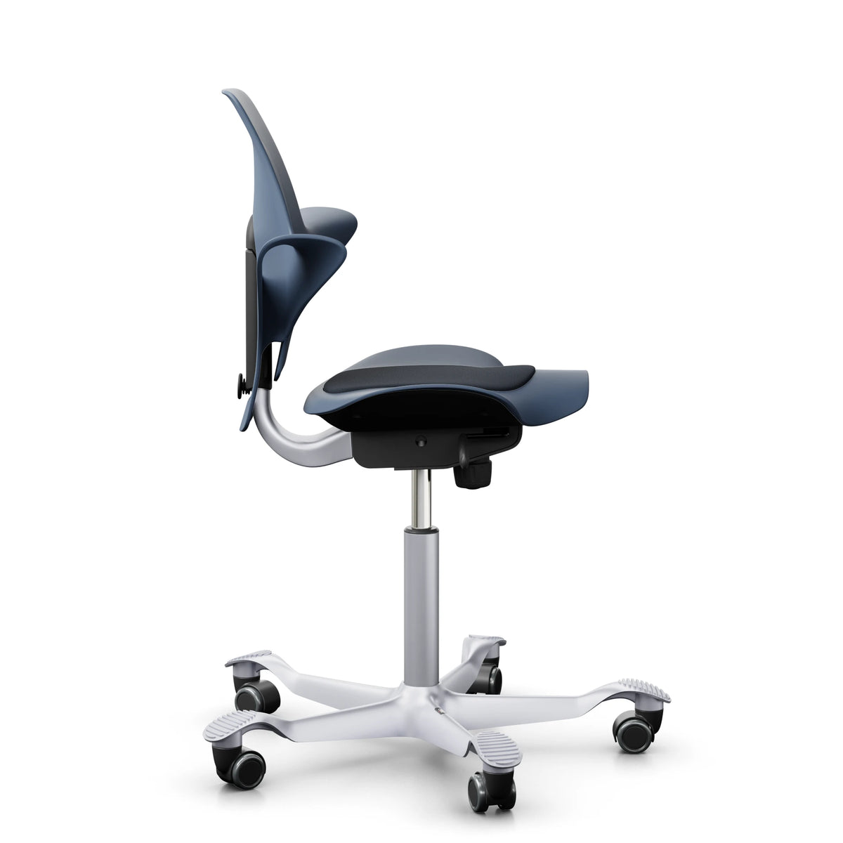 HÅG Capisco Puls 8010 in Blueberry with CLP66165 Blue and a Silver frame, side