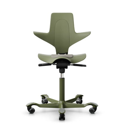 HÅG Capisco Puls 8010 in Moss with CLP61168 Beige-grey and a Moss Grey frame, front