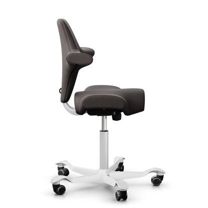 HAG Capisco 8106 - EL93068 Marrone scuro / Bianco / 200 mm / Ruote per pavimenti duri (Modello showroom)