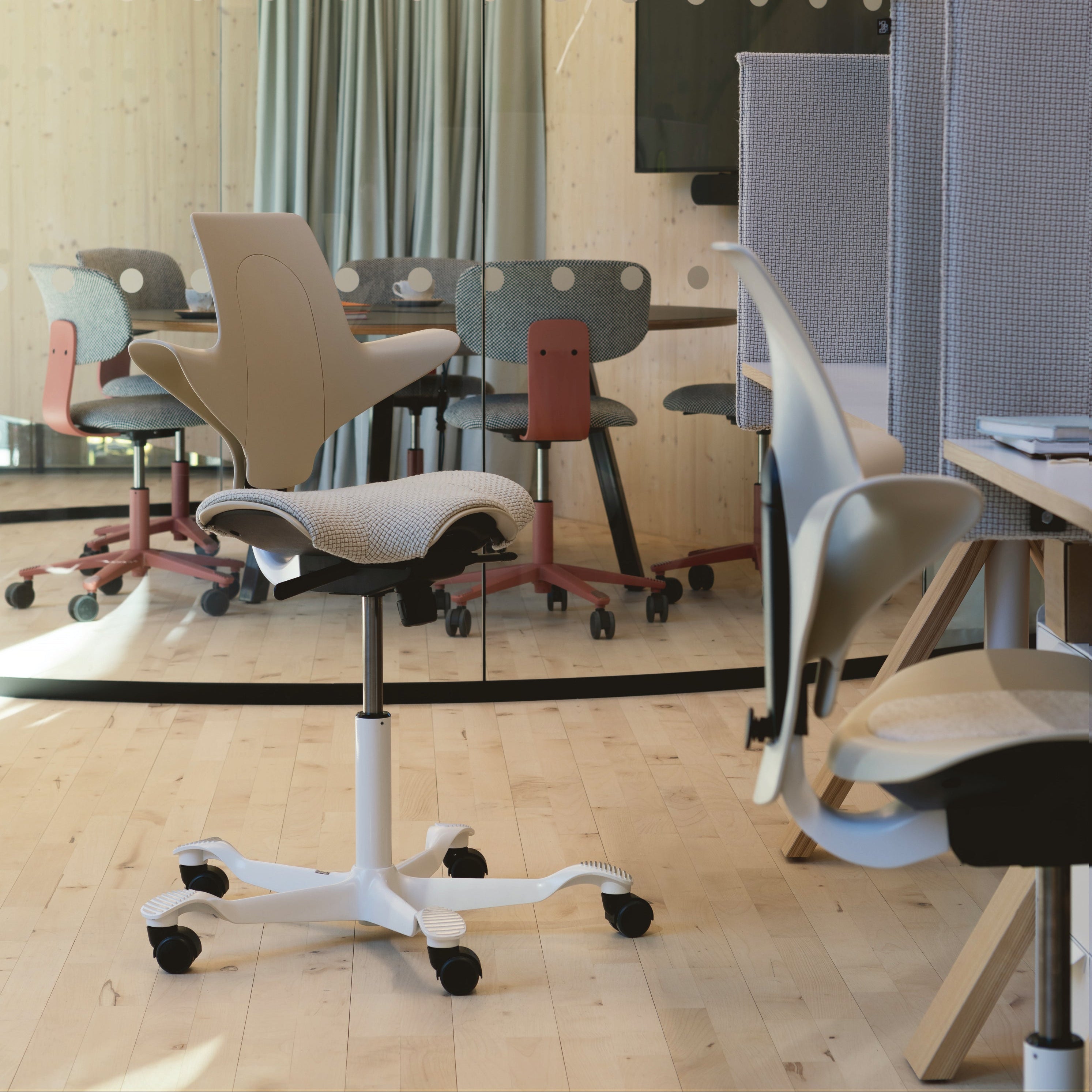 Capisco Puls 8020 in sand