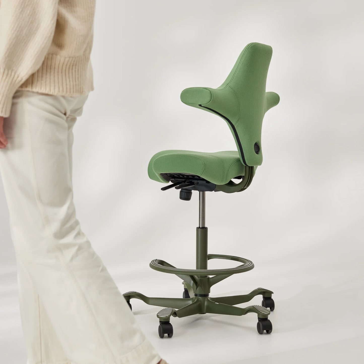 HÅG Capisco 8106 - Special Edition - Divina 3 - 0856 Green / Moss Grey