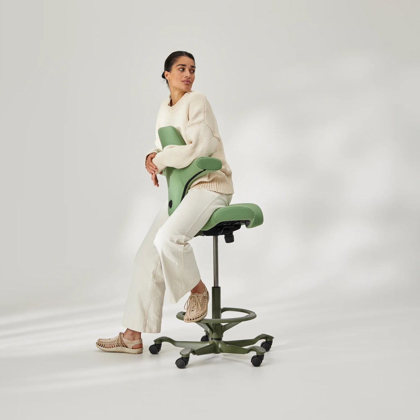 HÅG Capisco 8106 - Special Edition - Divina 3 - 0856 Green / Moss Grey