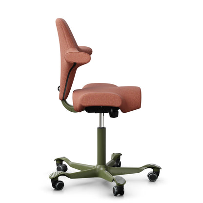HÅG Capisco 8106 - MLF044 Brick Red / Moss / 200 mm / Roulettes universelles