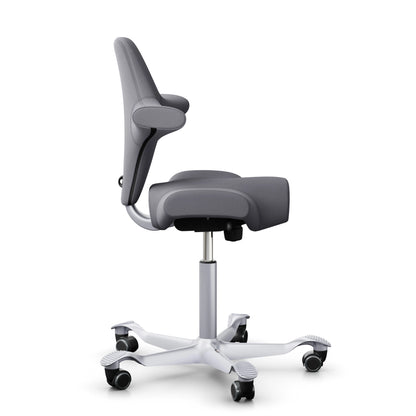 HÅG Capisco 8106 – EXR081 Grau / Silber / 200 mm / Rollen für Hartböden