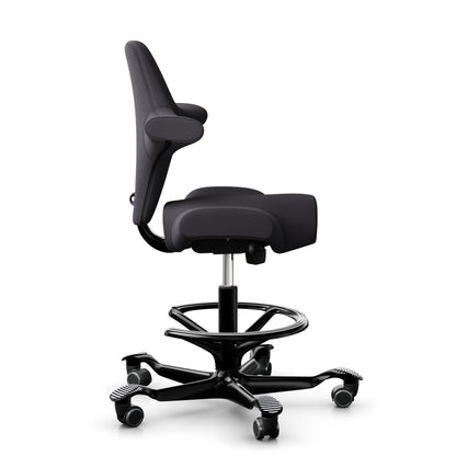 HAG Capisco 8106 - EXR145 Charcoal / Schwarz / 265 mm / Rollen für Hartböden / Fußring