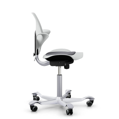 HAG Capisco Puls 8010 - Blanc / EXR081 Grey / Argent / 200 mm / Roulettes pour sols durs (modèle d'exposition)